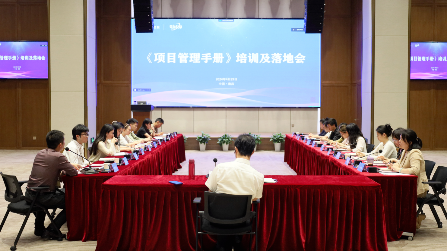 领导扒开我奶罩吸我奶头视频