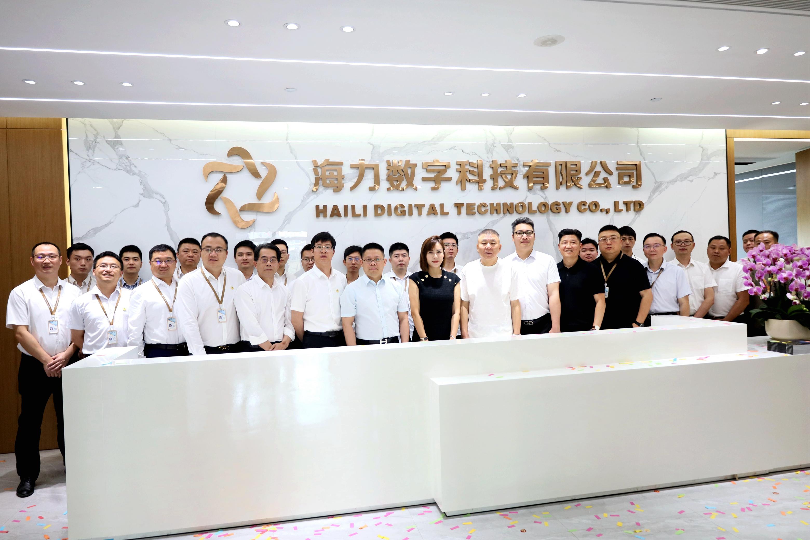 领导扒开我奶罩吸我奶头视频