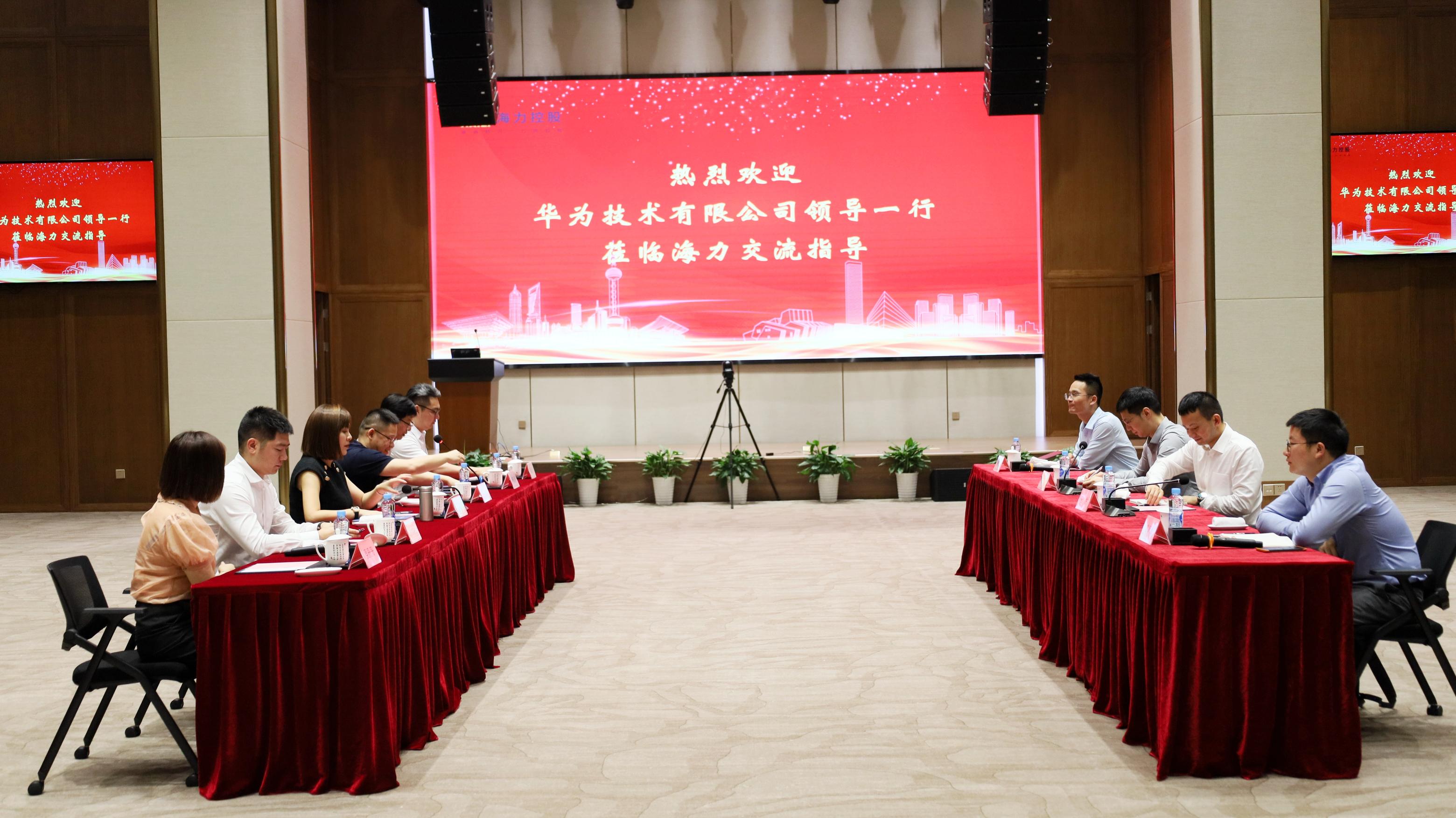 领导扒开我奶罩吸我奶头视频