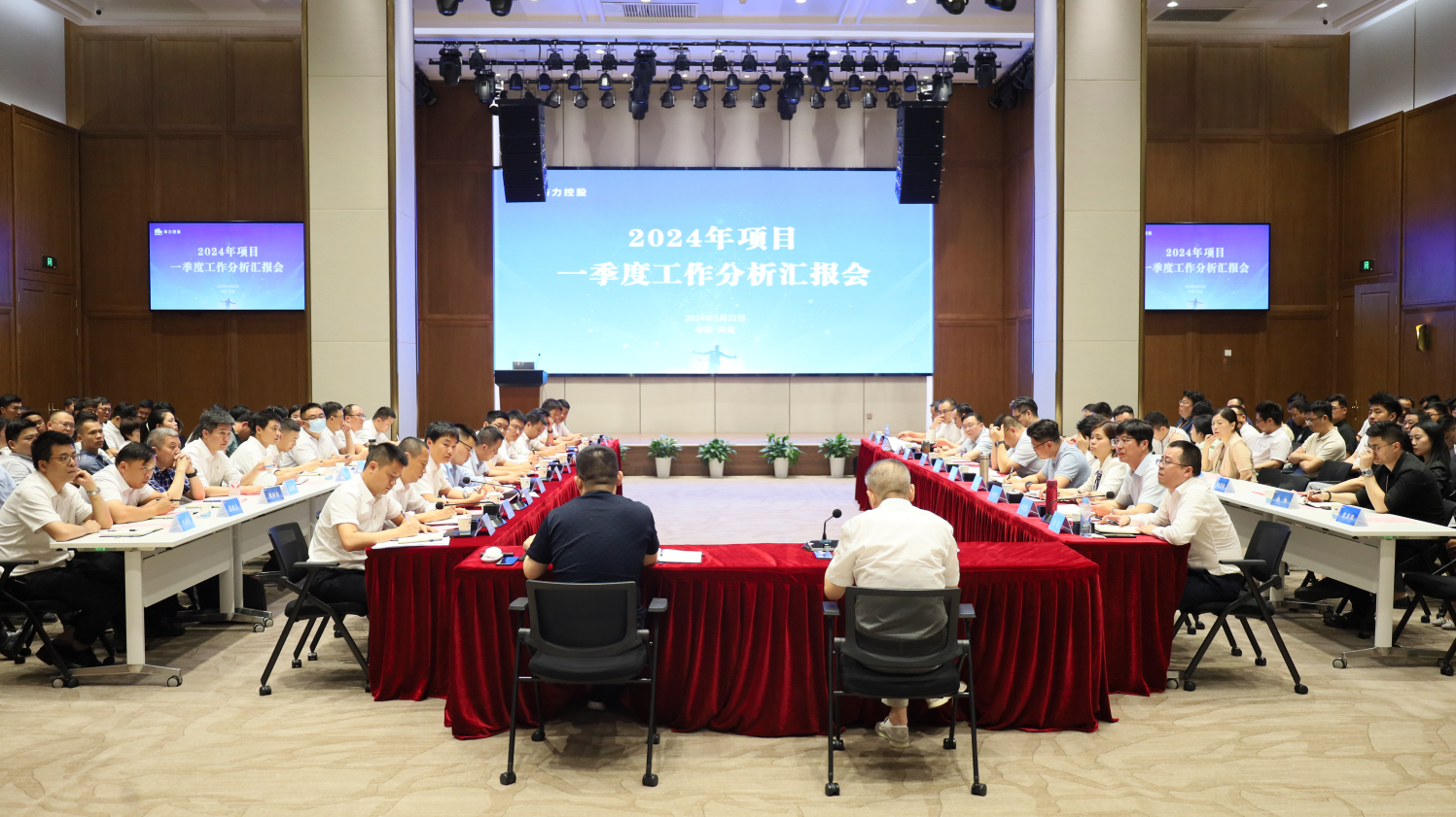 领导扒开我奶罩吸我奶头视频