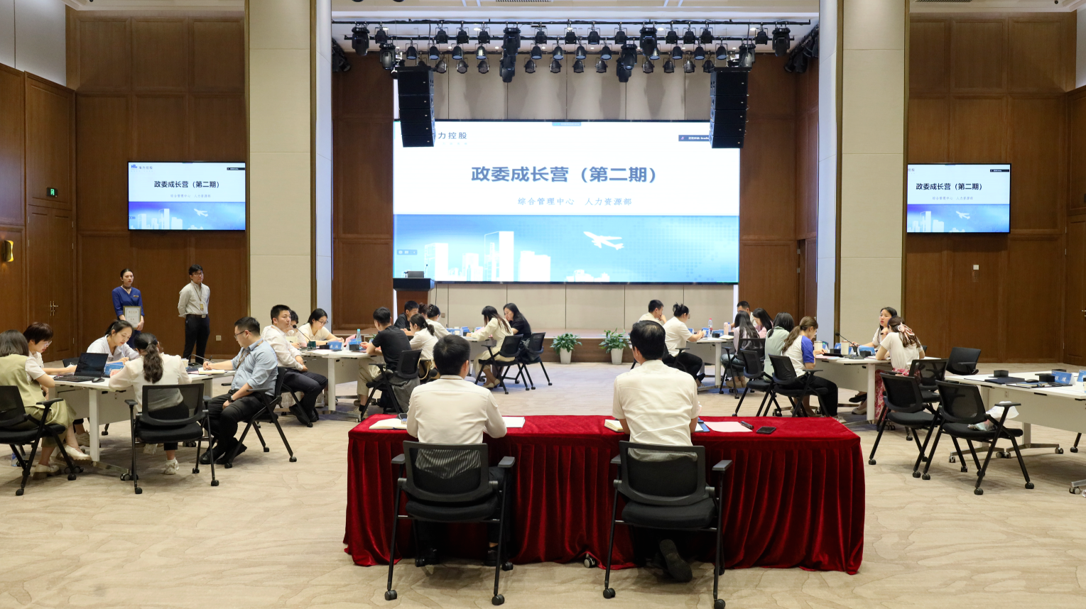 领导扒开我奶罩吸我奶头视频