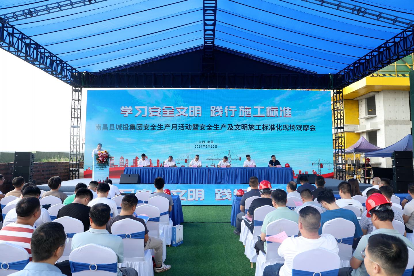 领导扒开我奶罩吸我奶头视频