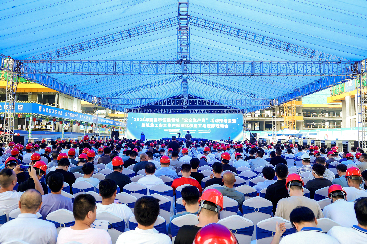 领导扒开我奶罩吸我奶头视频