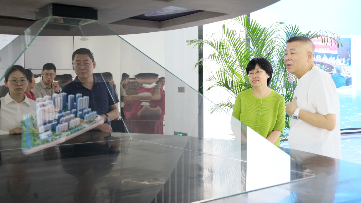 领导扒开我奶罩吸我奶头视频