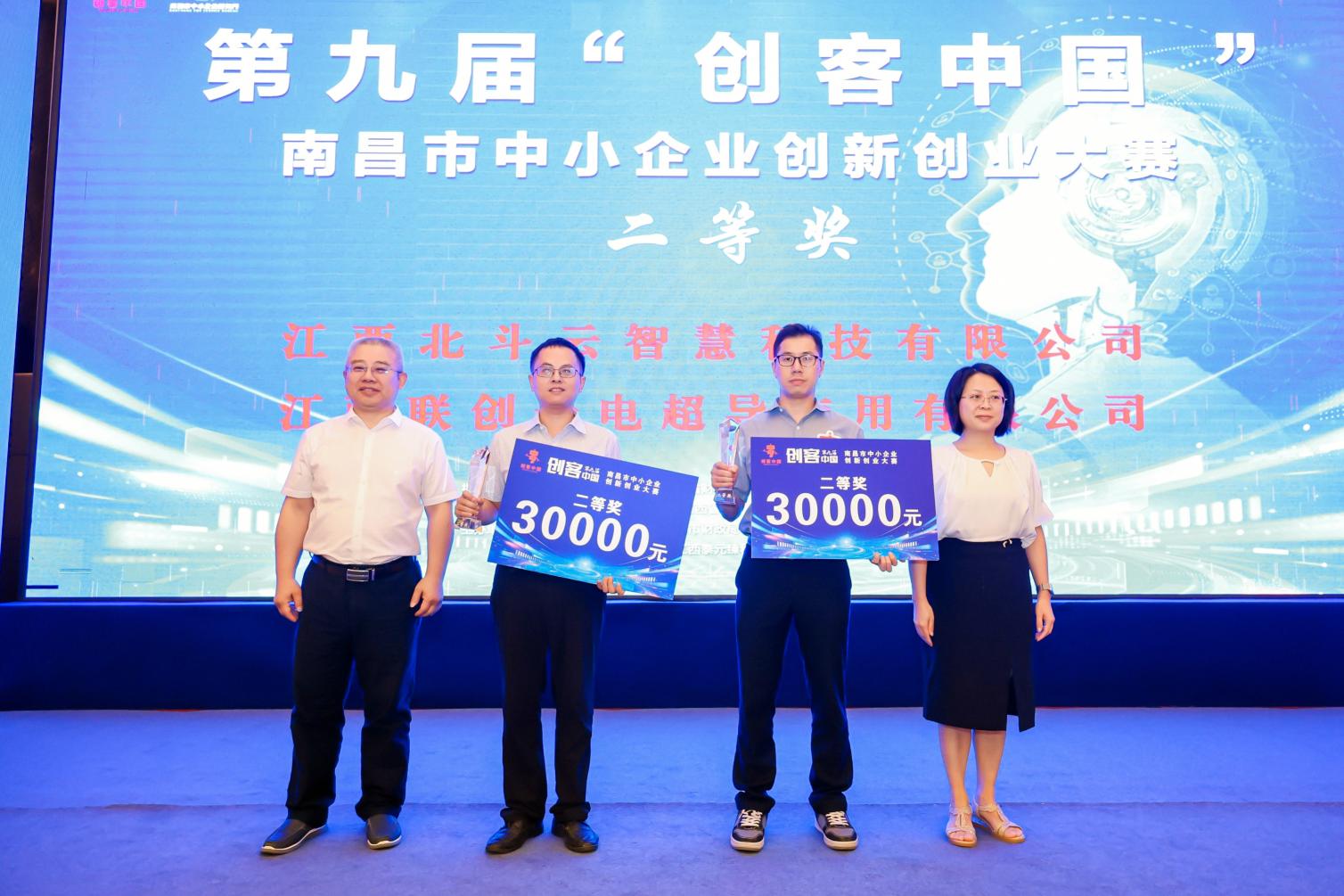 领导扒开我奶罩吸我奶头视频