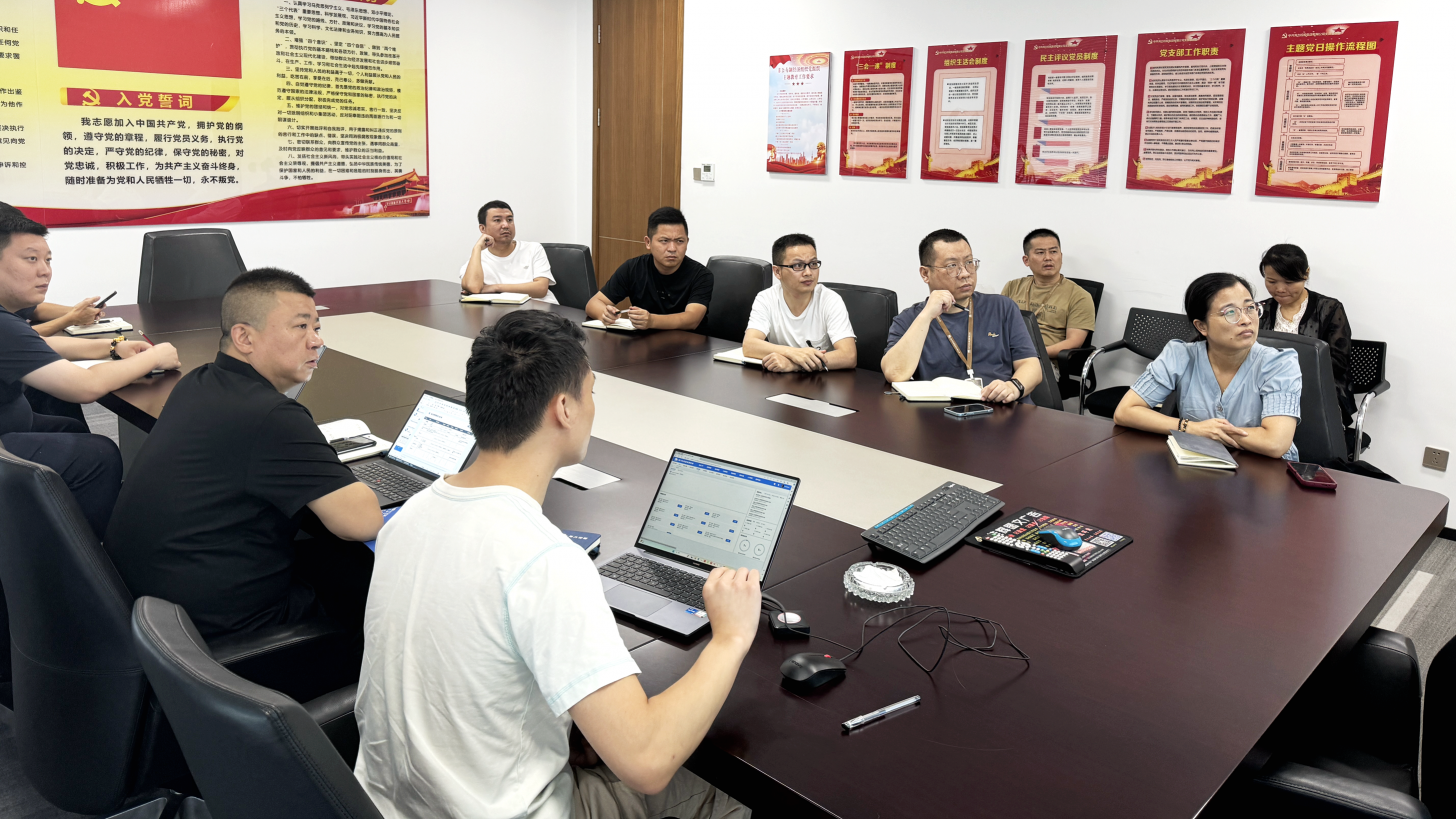 领导扒开我奶罩吸我奶头视频