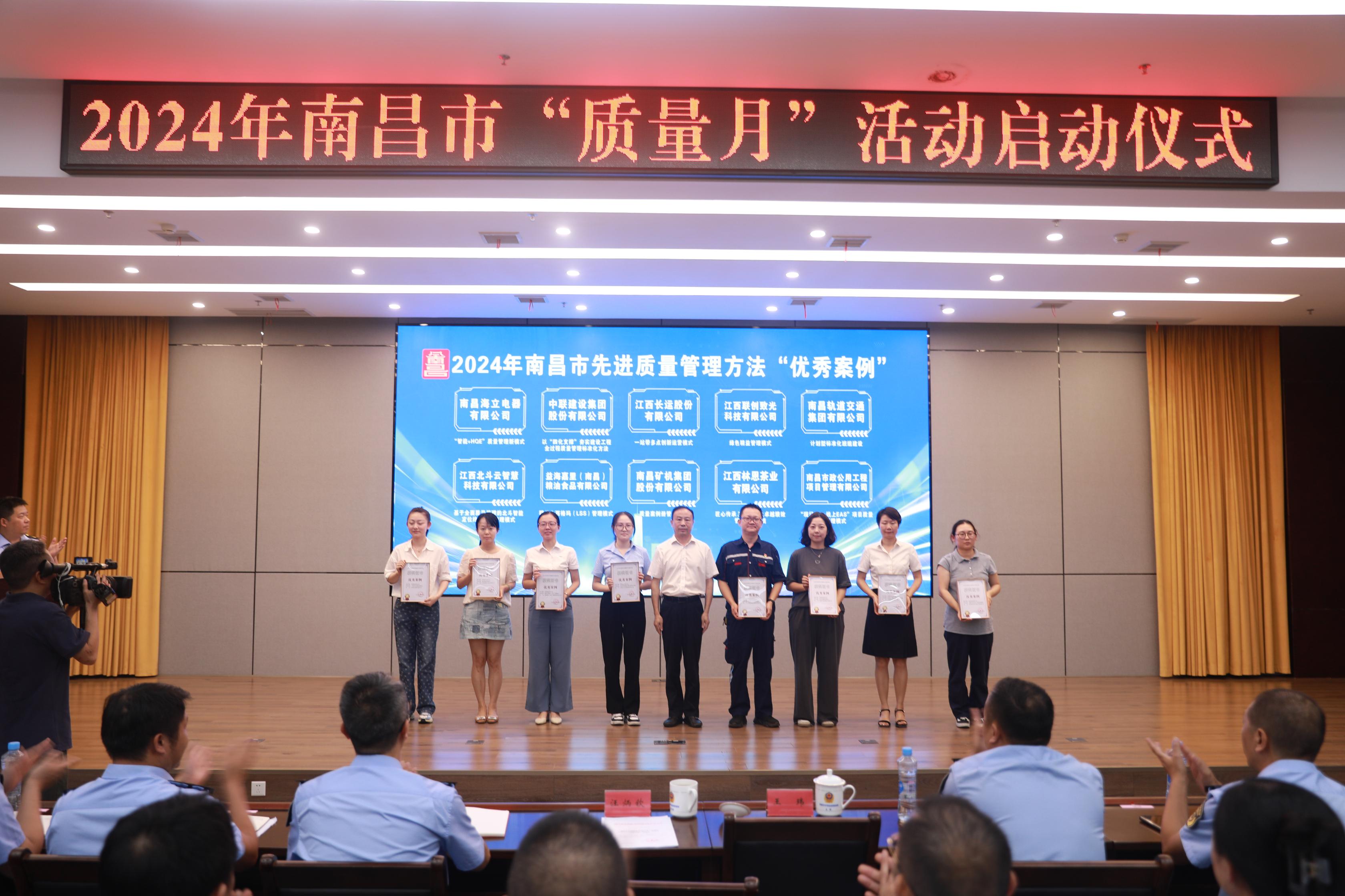 领导扒开我奶罩吸我奶头视频