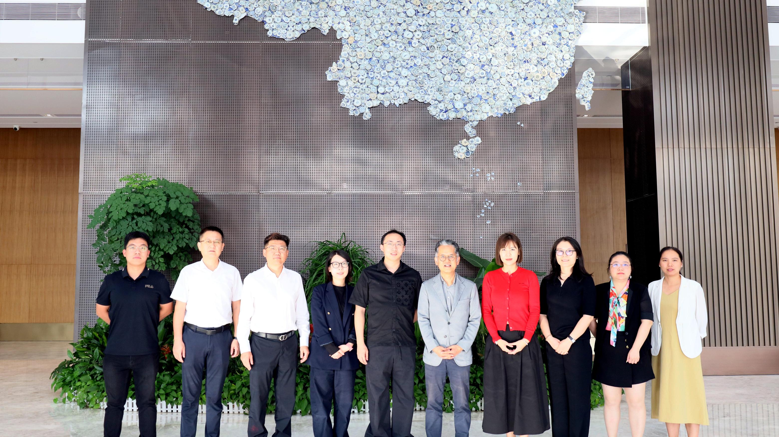 领导扒开我奶罩吸我奶头视频