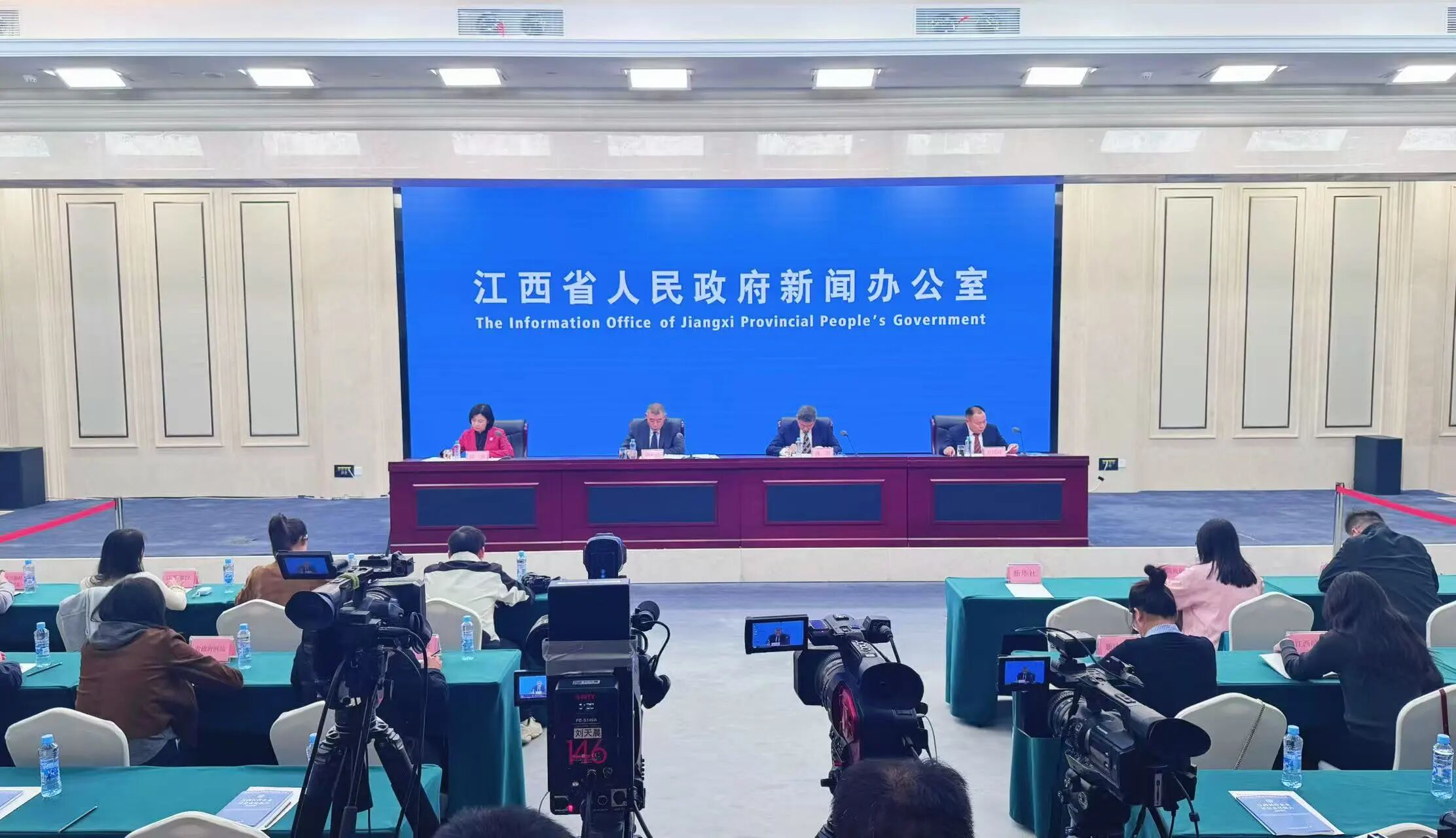 领导扒开我奶罩吸我奶头视频